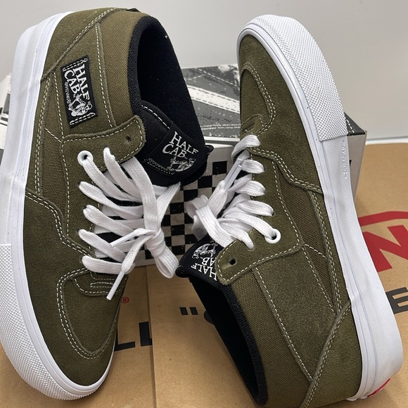 Vans WMNS Skate Half Cab Dark Olive
VN0A5FCDDOL
Sneakers - Picture 11 of 16